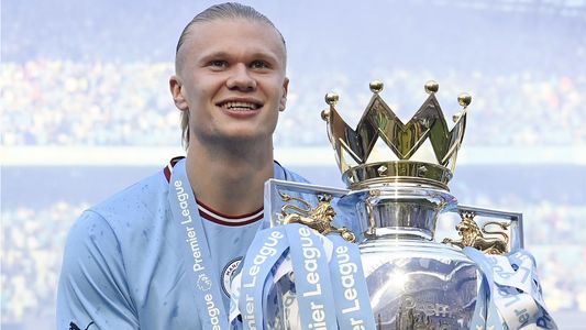 ¿En pijama? El llamativo look de Erling Haaland en los festejos de Manchester City