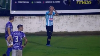 Insólito: expulsaron a un jugador del ascenso por hacer pis en la cancha durante el partido