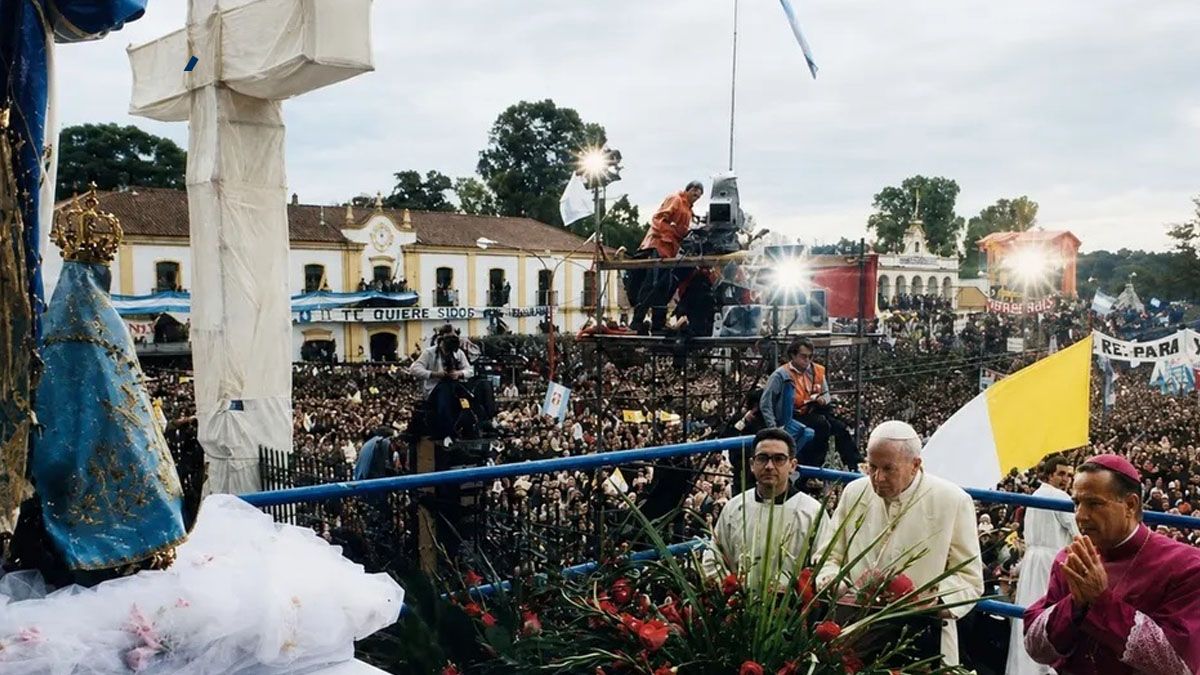 11 de junio de 1982. El papa Juan Pablo II celebra misa en Luján. Tres días antes de la rendición argentina en Malvinas. (Foto: Gentileza 40Horas)