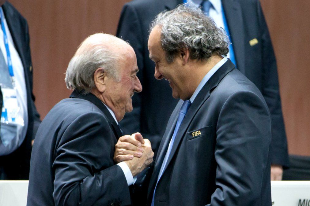 La FIFA le reclama a Blatter y Platini la devolución de 2 millones de francos suizos