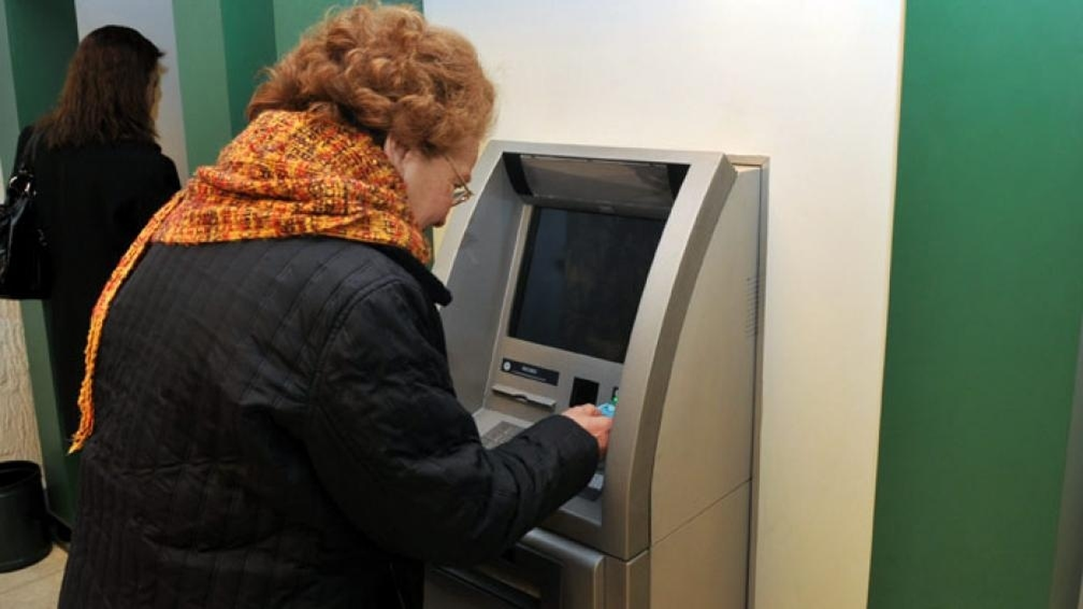 Nuevo límite para los JUBILADOS: pueden retirar este máximo de plata del banco