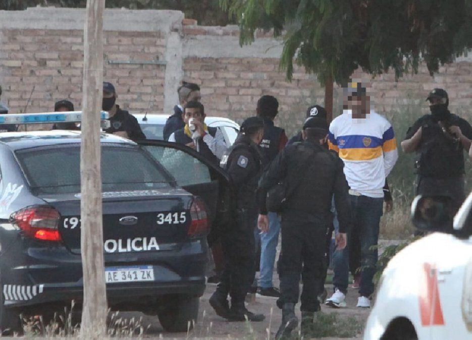 La policía mendocina detuvo a tres personas tras un rastrillaje en un descampado. (Foto: Diario El Sol)