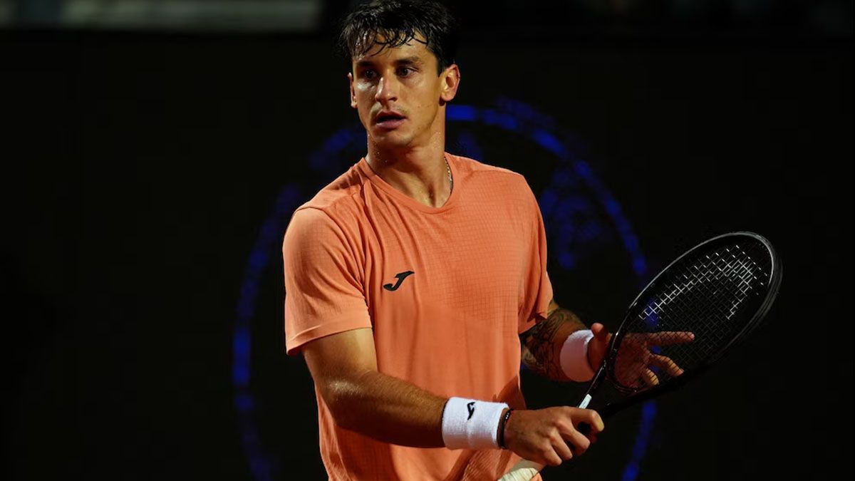 Camilo Ugo Carabelli debutó en Roland Garros ante el español Jaume Munar (Foto: REUTERS/Aleksandra Szmigiel)