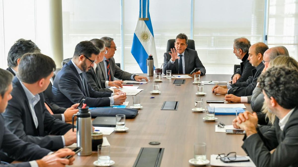 Sergio Massa monitorea desde Buenos Aires las negociaciones con el FMI que llevan adelante funcionarios dele quipo económico en Washington. Los detalles de las negociaciones para un nuevo acuerdo?