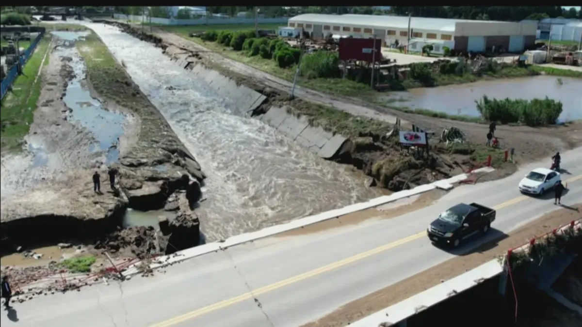 El riesgo de derrumbe se debe a la “impermeabilización” del terreno: la tierra, al no poder absorber más agua, se lavó y debilitó los cimientos del puente.