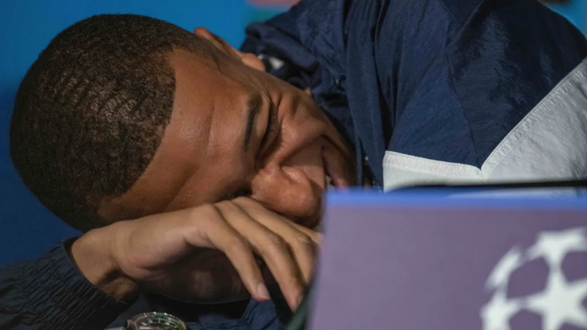 El futbolista Kylian Mbappé y su entrenador del PSG