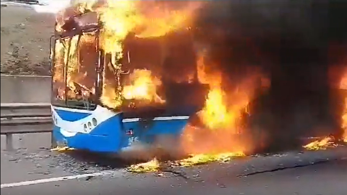Así ardió el colectivo de la línea 124 en plena General Paz. (Foto: captura)