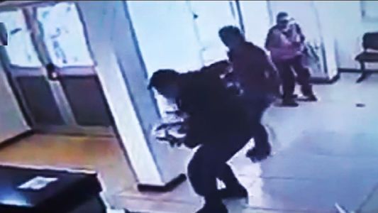 Policía héroe: le salvó la vida a un bebé de apenas un mes que se estaba ahogando