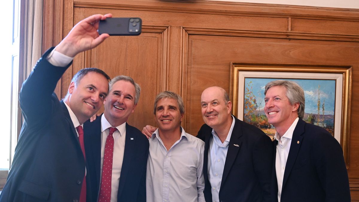 Manuel Adorni define con ministros el envío de nuevas leyes al Congreso y la agenda para la reunión de Gabinete del lunes. Buscan relanzar la agenda en medio de las polémicas internas. Foto: Archivo.