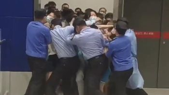 Video | Estampida en China: por evitar el aislamiento masivo, hubo pánico y corridas en un famoso local