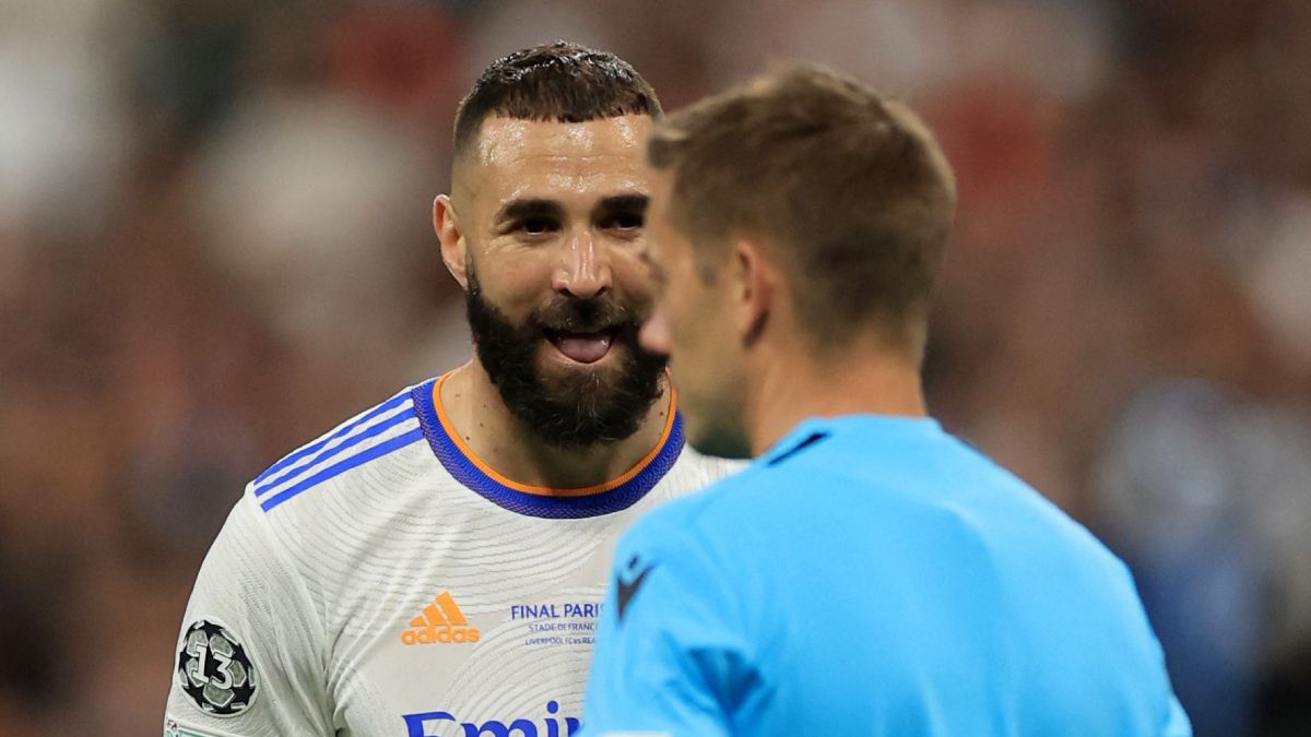 Benzema no lo puede creer: estuvo bien anulado gol de Real Madrid.