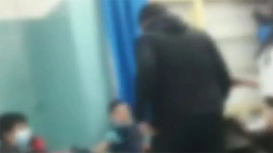 Se enteró que su hijo le hacía bullying a una compañera, lo llevó hasta la casa y lo hizo pedir disculpas