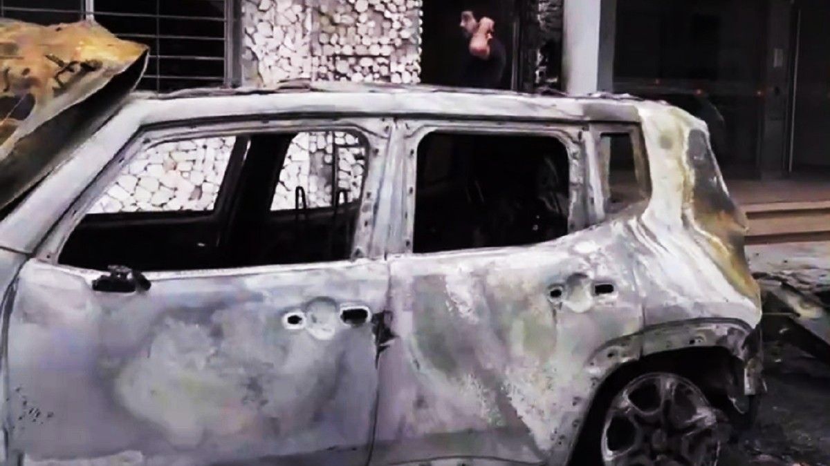 Insólito. Uno de los autos incendiados en Parque Chas. Foto: captura de video.&nbsp;