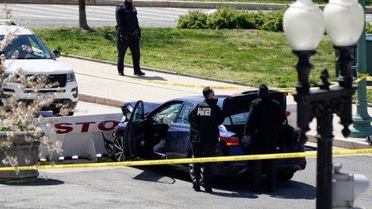 Cerraron el Capitolio de Estados Unidos después de que un hombre atropelló a dos policías