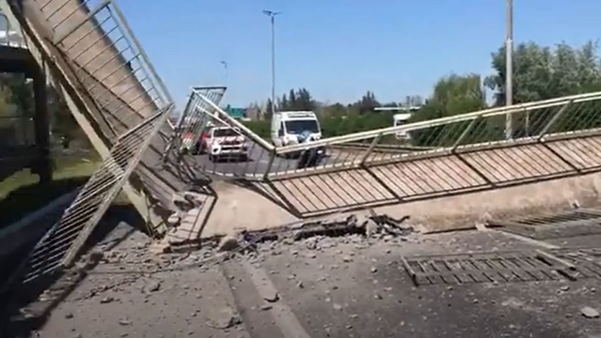 Así quedó el punte golpado por el camión. (Foto: captura)