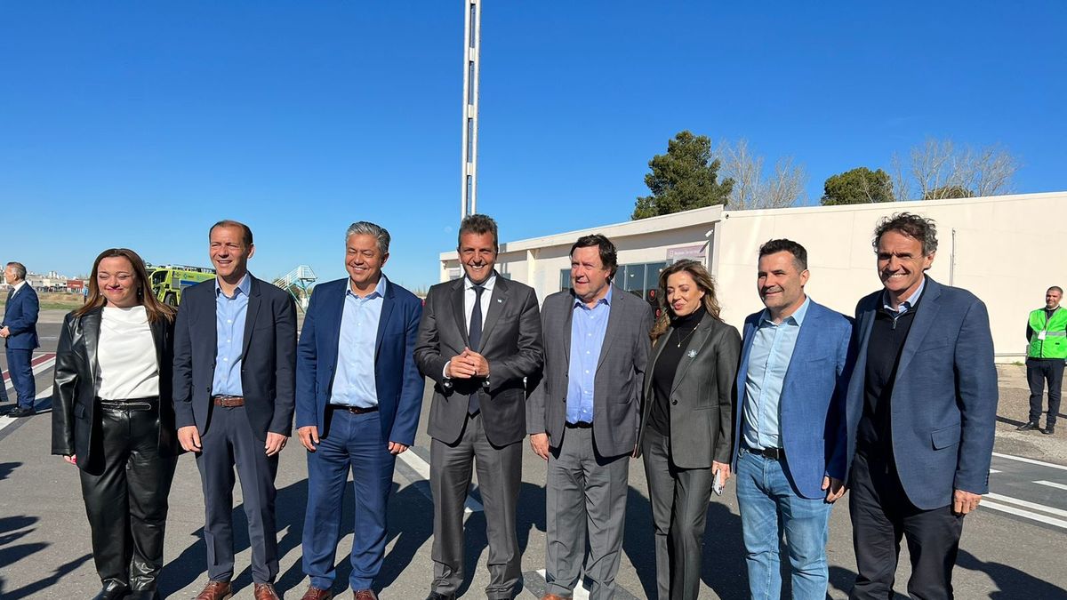 Sergio Massa y el titular de YPF, Pablo González, recorren el Oleoducto Norte de Vaca Muerta que comenzará a funcionar en octubre y permitirá incrementar en un 50% la capacidad de transporte de crudo en la Cuenca. 