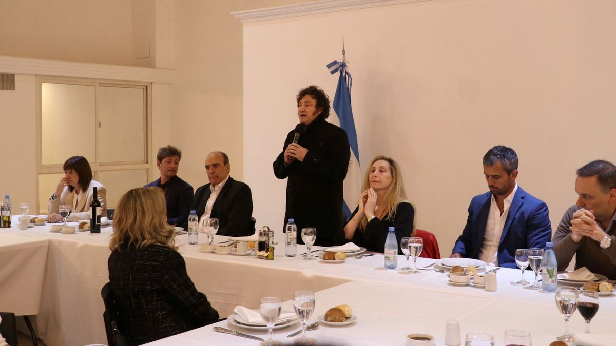 El presidente Javier Milei recibió legisladores afines para un asado en Olivos mientras jubilados hacían un cacerolazo en la puerta. (Foto: presidencia).