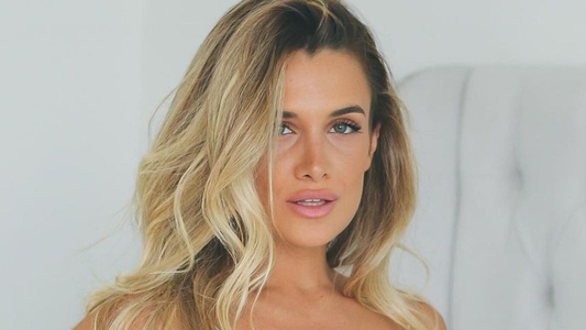 Camila Homs celebra la llegada de la primavera con una sensual microbikini