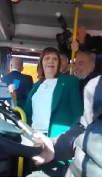 El blooper de Patricia Bullrich con la tarjeta SUBE en un colectivo durante el paro de la CGT