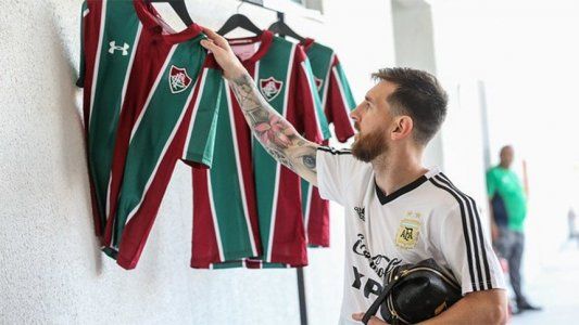 Las camisetas homenaje del Fluminense para la Selección Argentina por entrenar en su predio