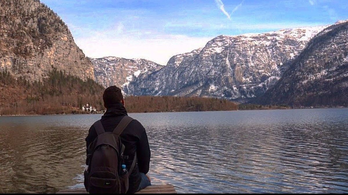 Joaquín en la costa del lago Hallstatt