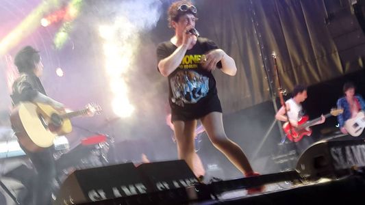 Escándalo en un show de Viejas Locas: no salieron a tocar y los fans prendieron fuego el escenario