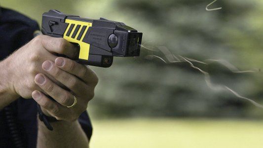 La muerte del policía reavivó la polémica por las armas Taser