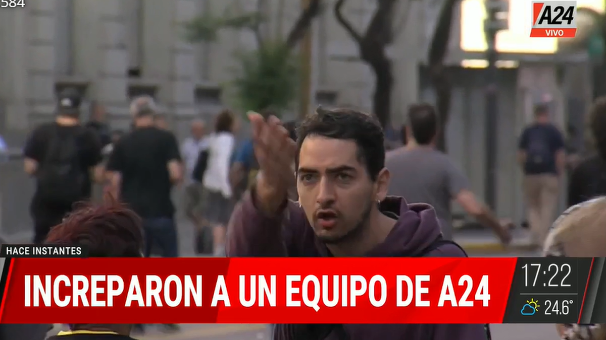 El momento en el queagredieron al equipo de A24. (Foto: captura A24)