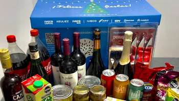 Mostró la caja navideña del trabajo y todos quedaron tiesos: el producto que llamó la atención