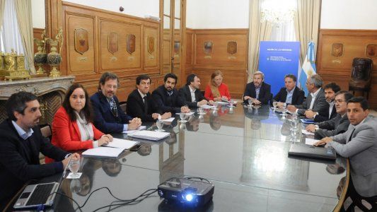Presupuesto: el Gobierno reunió a los ministros de Economía de Cambiemos y los gobernadores del PJ piden no suspender la baja de retenciones