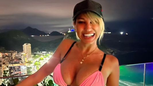 Vicky Xipolitakis se coló en el banderazo de Boca en Brasil y enloqueció a los hinchas con su look