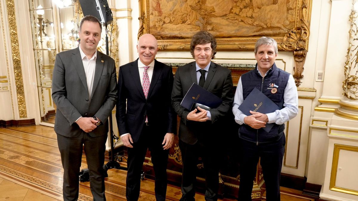 Javier Milei grabó el discurso que brindará esta noche por Cadena Nacional desde el Salón Blanco de la Casa Rosada. Los detalles. Foto: Presidencia.
