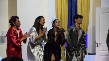 Laura Novoa festejó su cumpleaños sobre el escenario, con sus compañeros de El Botones