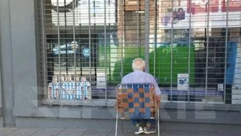 Llegó el gran regalo para el jubilado que vio los partidos de Argentina en la vidriera de un negocio