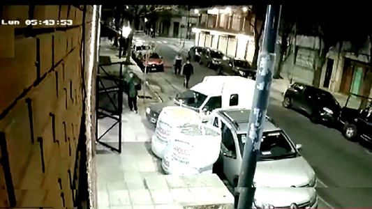 Robo brutal en Barracas: abrió el portón para sacar su camioneta y fue atacado por dos delincuentes