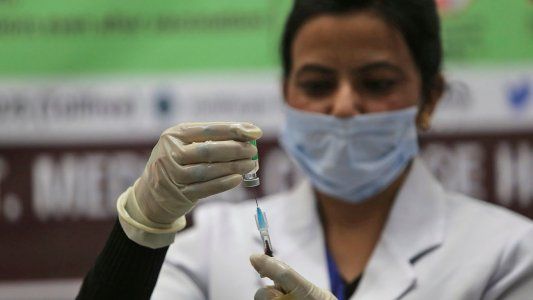El Gobierno autorizó el uso de emergencia de una vacuna contra el Covid-19 producida en la India