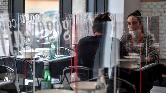 Presionado, Conte evalúa adelantar la reapertura de bares y restaurantes en algunas regiones