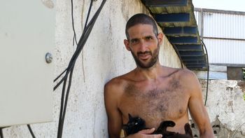 Sin maullar y solo en una celda: así pasa sus días el hombre gato tras su condena