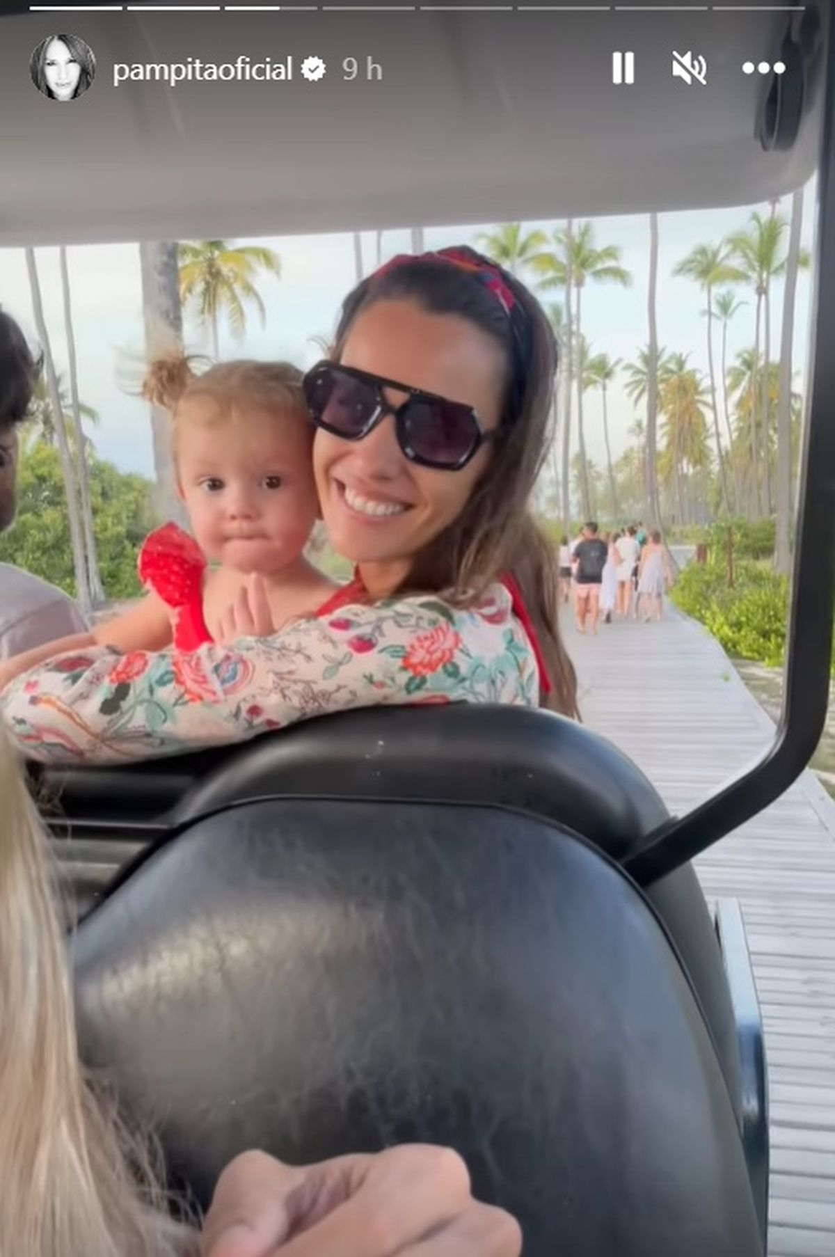 Pampita En Brasil: El Video Del Festejo De Cumpleaños Con Hijos Y Amigos