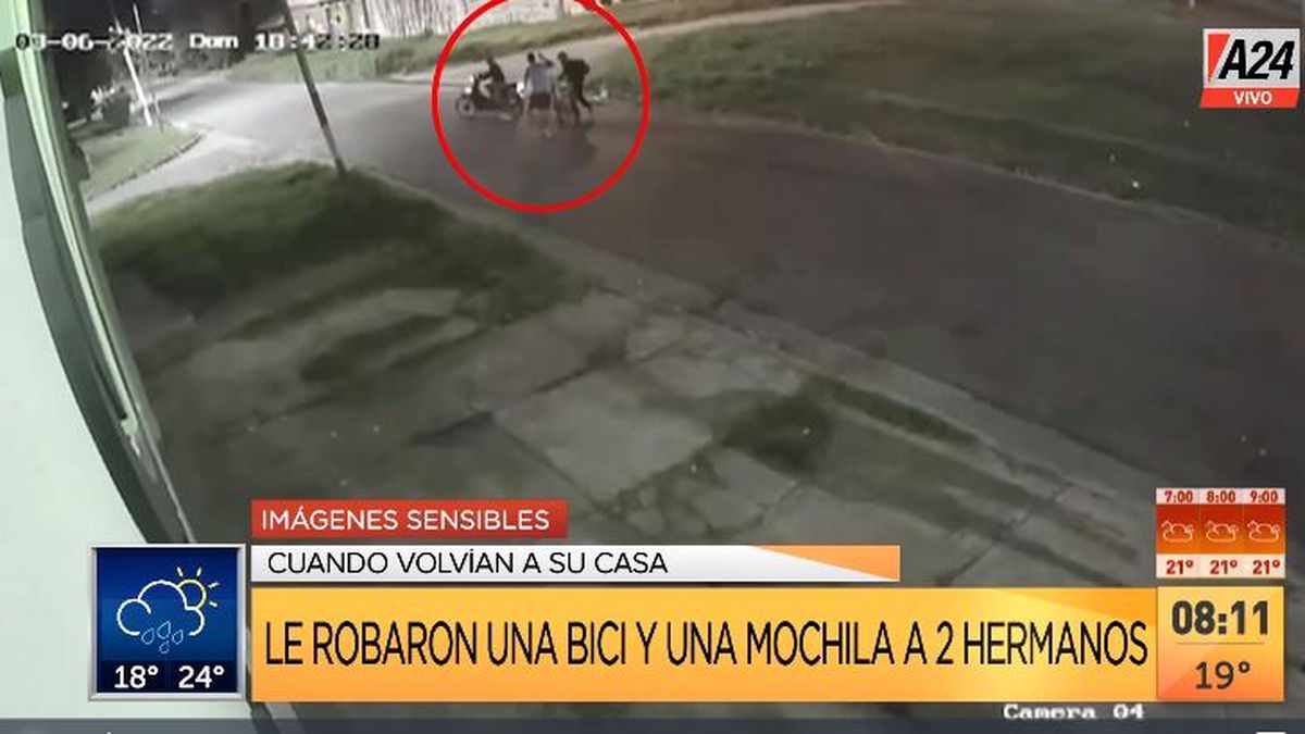 La Plata: así les roban la bicicleta y la mochila a dos hermanos. (Captura de Tv)