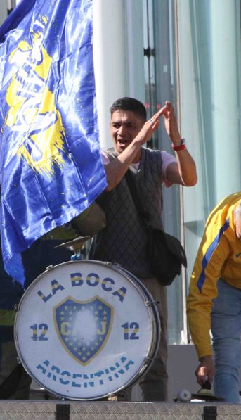 A lo campeón: el Puma Martínez fue recibido en Ezeiza en un autobomba y con bombos y banderas de Boca