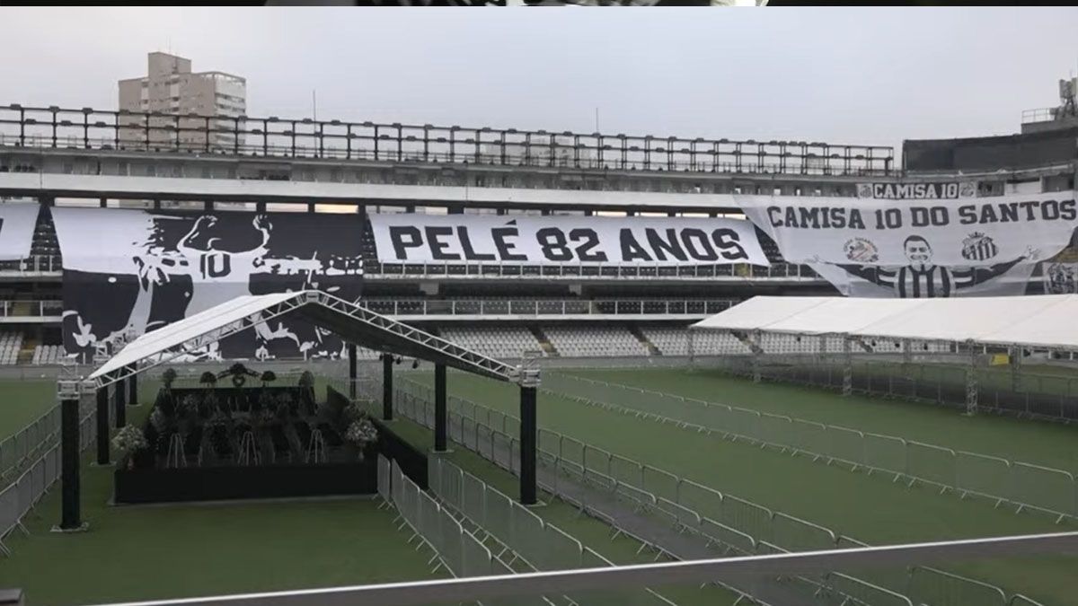La capilla ardiente, ubicada en el campo de juego del Santos F.C. (Foto: Captura de TV)