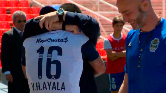 Superliga: el abrazo de Víctor Ayala con Maradona tras su golazo de tiro libre