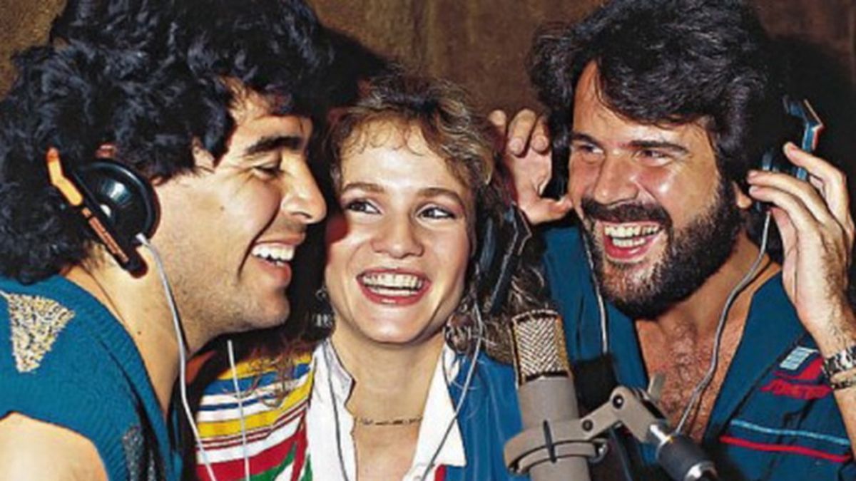 A comienzos de los '80 se conocen Luc&iacute;a Gal&aacute;n y Diego Maradona, cuando el 10 colabora en la grabaci&oacute;n de la canci&oacute;n 'Madre', dedicada a Do&ntilde;a Tota. All&iacute; comienza el amor&iacute;o de la cantante y el Diez.&nbsp;