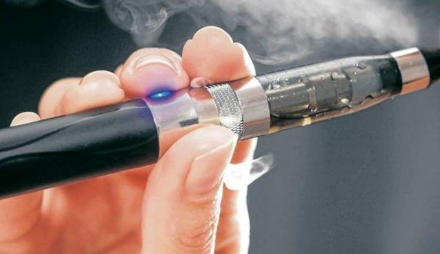 Cigarrillo electrónico: Alertan sobre el consumo excesivo tras el primer caso de lesión pulmonar