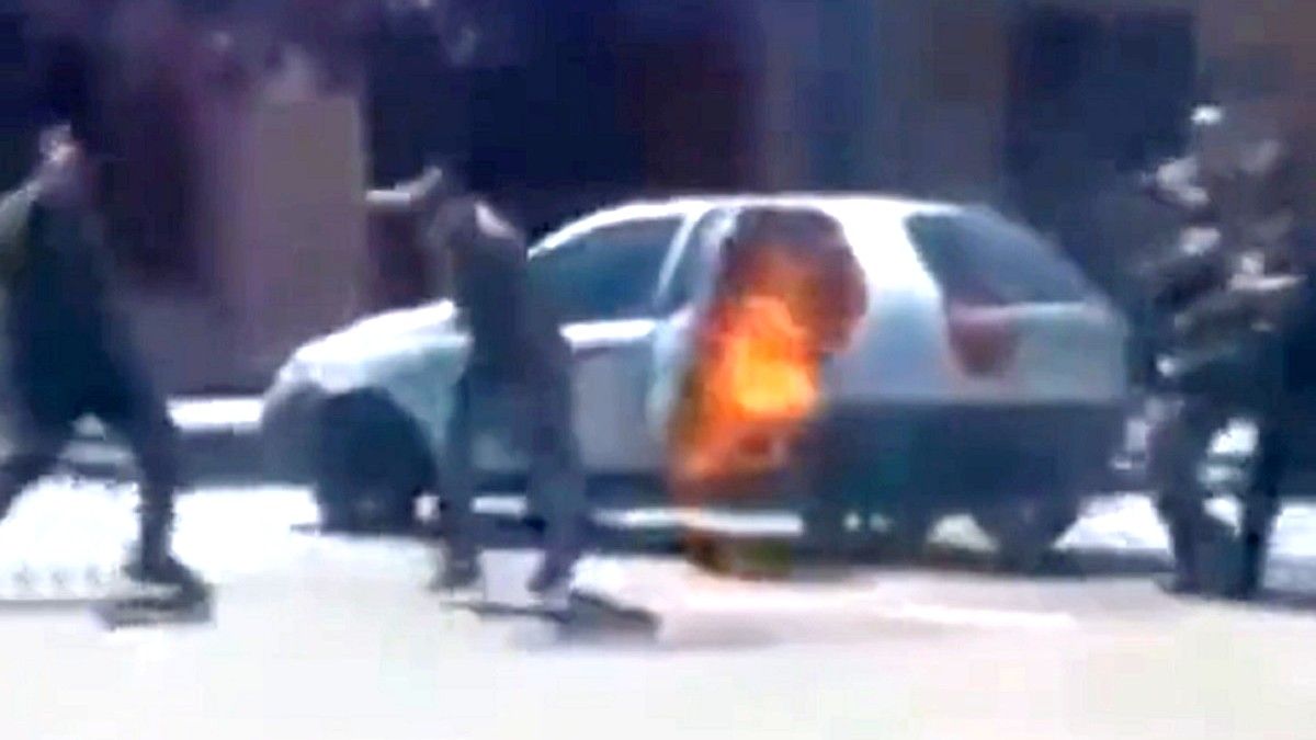 El momento en que el hombre incendia su auto (Foto: captura de video).