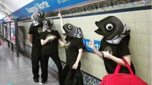 #Sardinazo: Se disfrazan de sardinas y se meten en el subte para visibilizar las malas condiciones de viaje