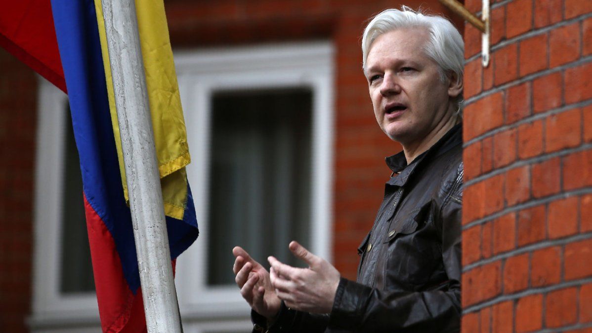 ¿Por qué Ecuador le retiró el asilo a Assange?