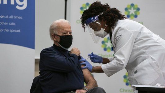 Joe Biden recibió la vacuna Pfizer en vivo y pidió a los ciudadanos no preocuparse