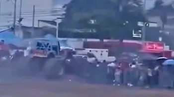 Fuera de control: un Monster Truck saltó sobre el público, atropelló a 40 personas y el final fue trágico